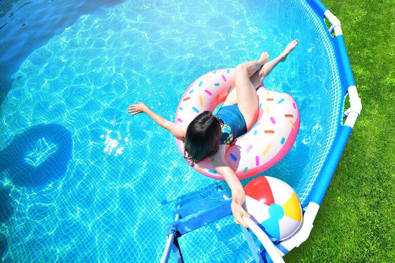 Pool-Zeit. Mädchen hat Spaß im Sommer in einem GFK Pool.