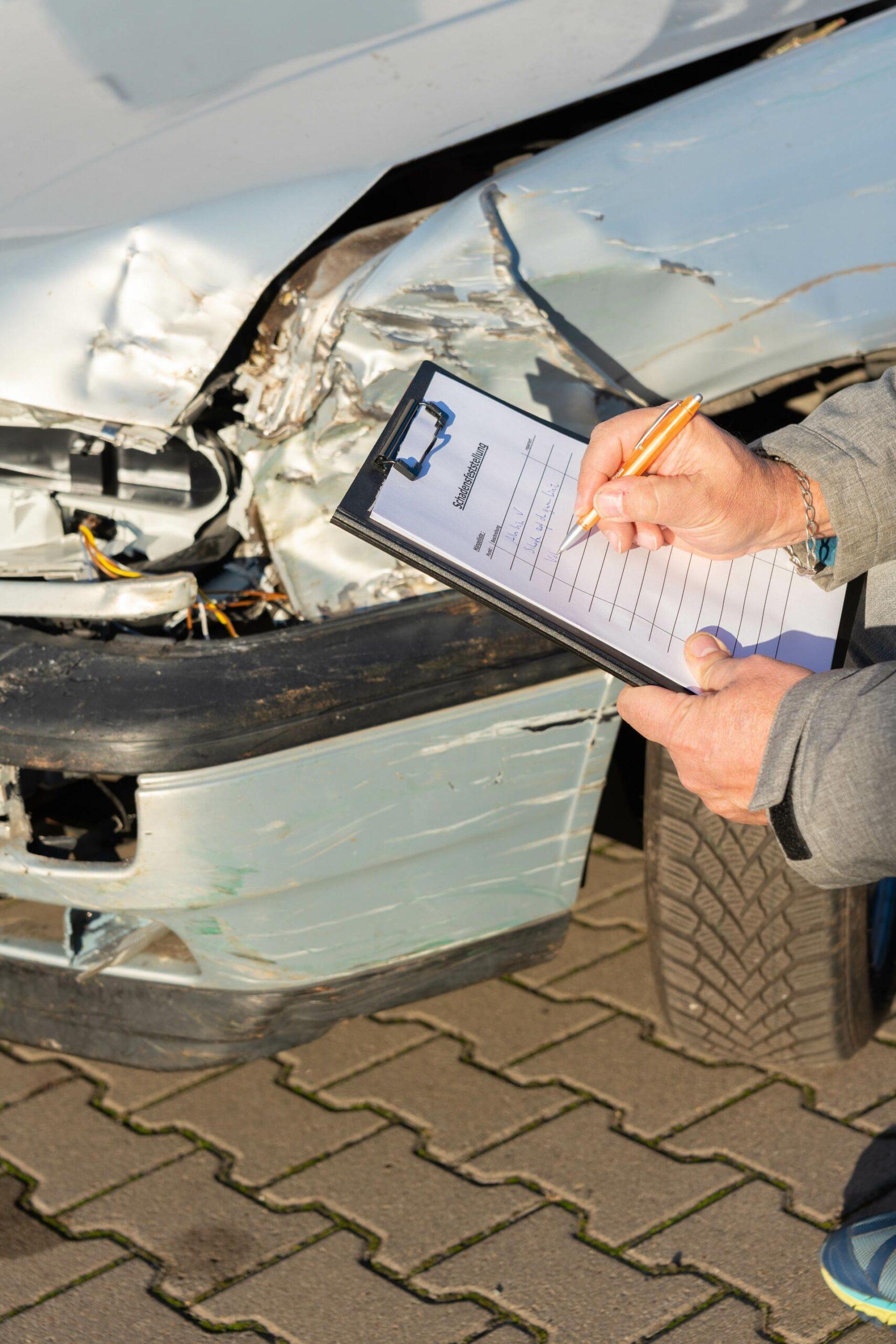 Aufnnahme eines Versicherungsschadens nach einem Unfall durch einen Sachverständigen