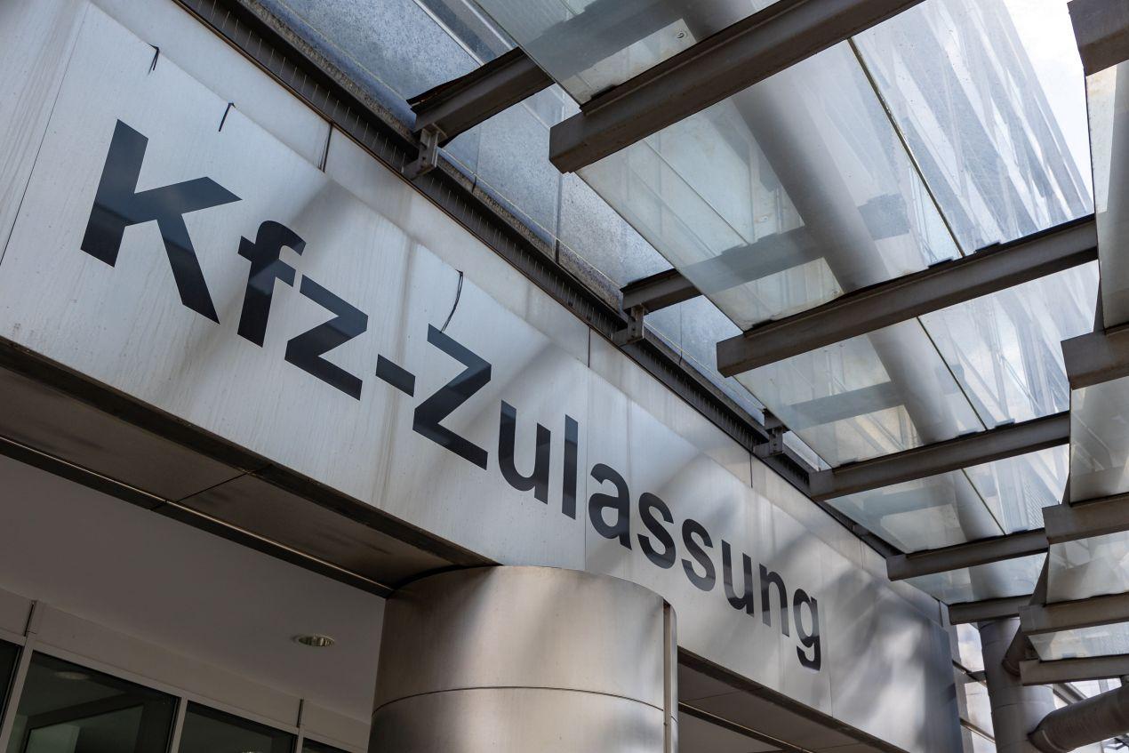 Eingang zur KFZ-Zulassungsstelle in München mit moderner Glasüberdachung – Auto abmelden München schnell und korrekt erledigen