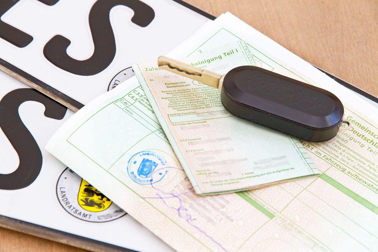Zulassungsbescheinigung Teil I und II mit Autoschlüssel und Kennzeichen – Unterlagen zum Auto abmelden München vorbereiten