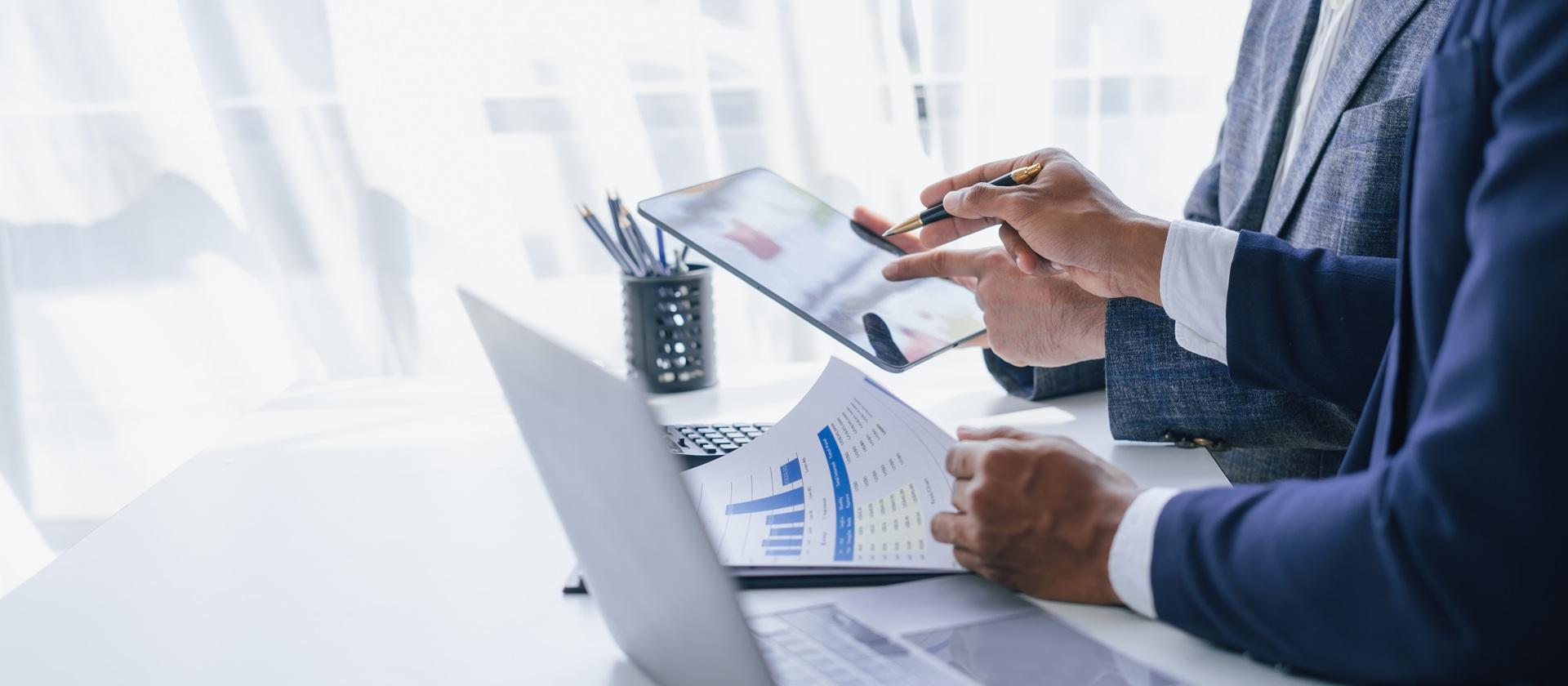 Zwei Personen analysieren Auditdaten am Tablet | Fachkraft für Arbeitssicherheit