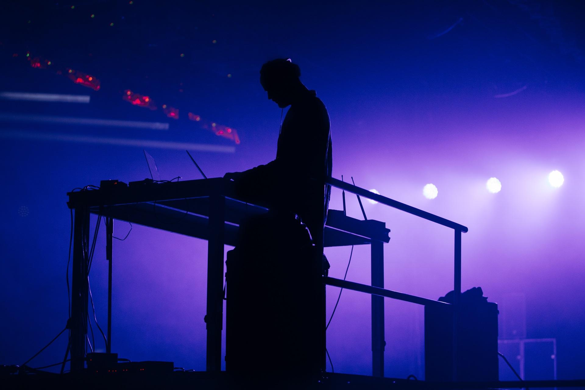 DJ bei Nacht mit Lichtshow | Pavillon