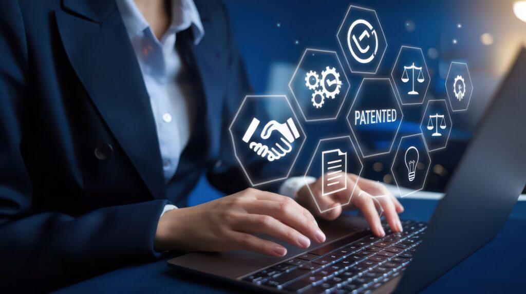 Businessperson tippt auf Laptop mit digitalen Symbolen fuer Patente, Compliance, Recht und Innovation in moderner virtueller Benutzeroberflaeche