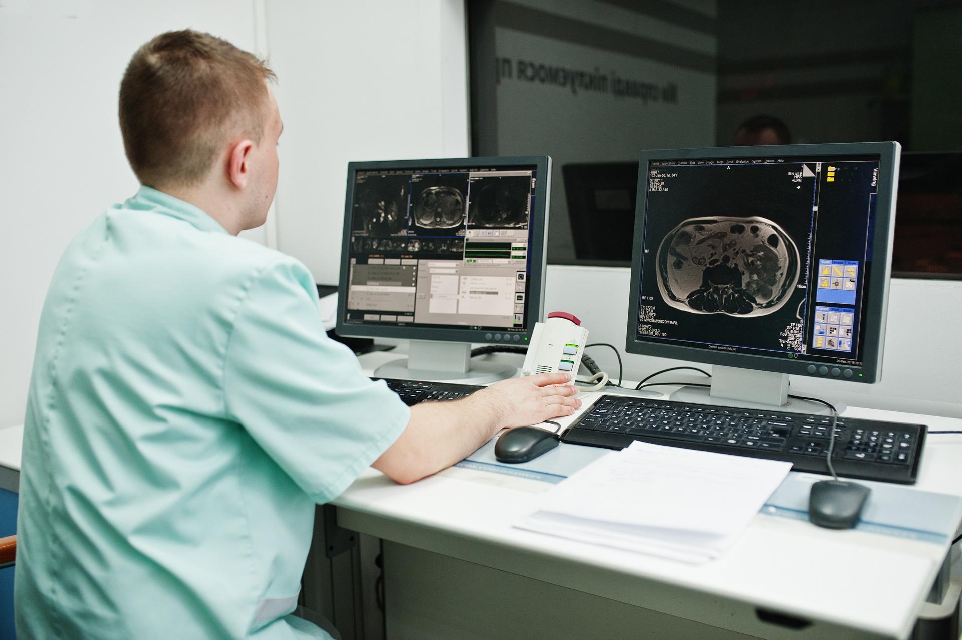 Arzt analysiert Bilddaten am Doppelmonitor | Radiologie Frankfurt

