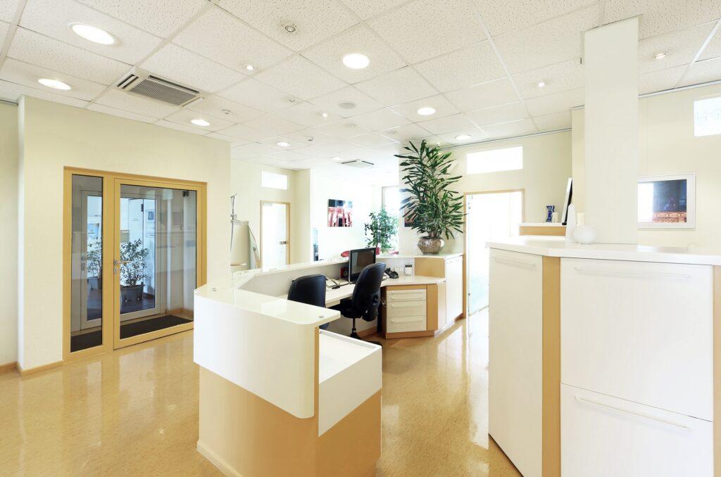 Moderner Empfangsbereich mit Schreibtisch und Wartezone | Radiologie Frankfurt