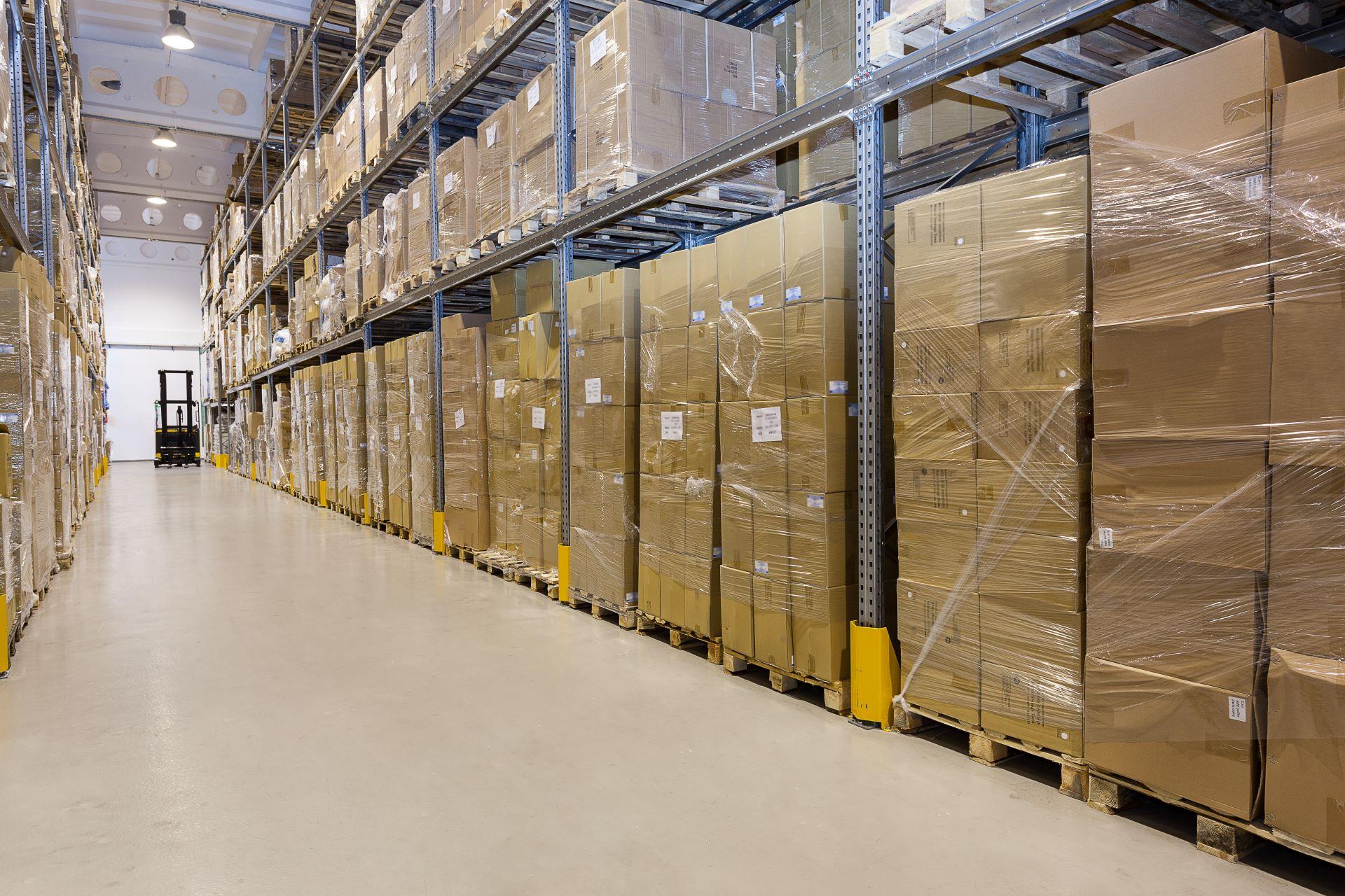 Verpackte Sonderformate auf Paletten im Lager