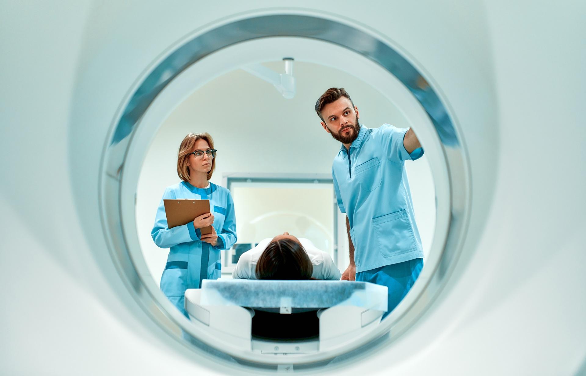 MRT-Team bei der Untersuchung eines Patienten | Radiologie Frankfurt

