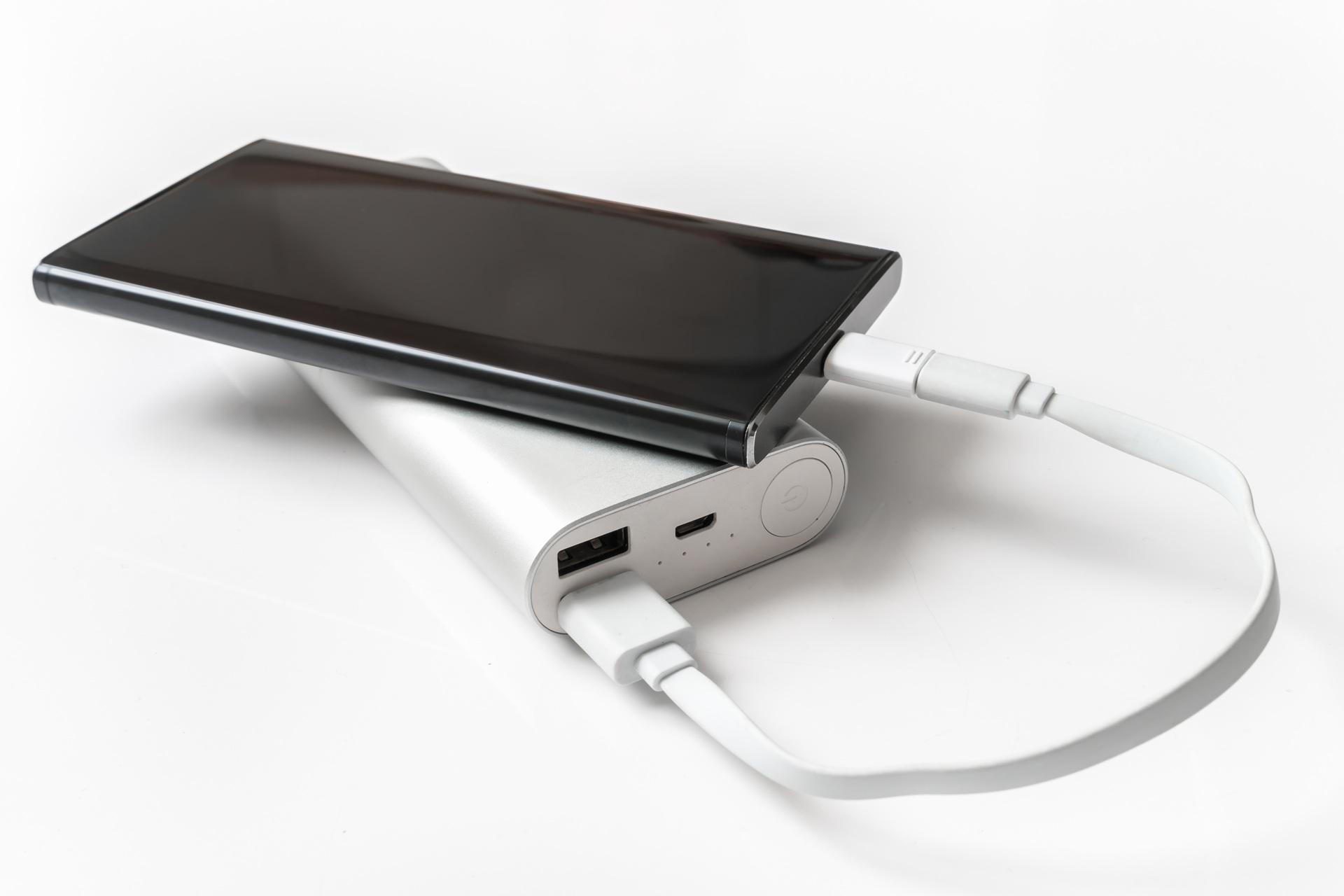 Smartphone wird über Powerbank geladen | 187 Pods

