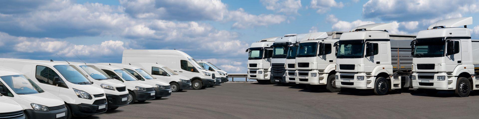 Moderner Fuhrpark mit Transportern und LKWs als Grundlage zum Fahrerkarte auslesen