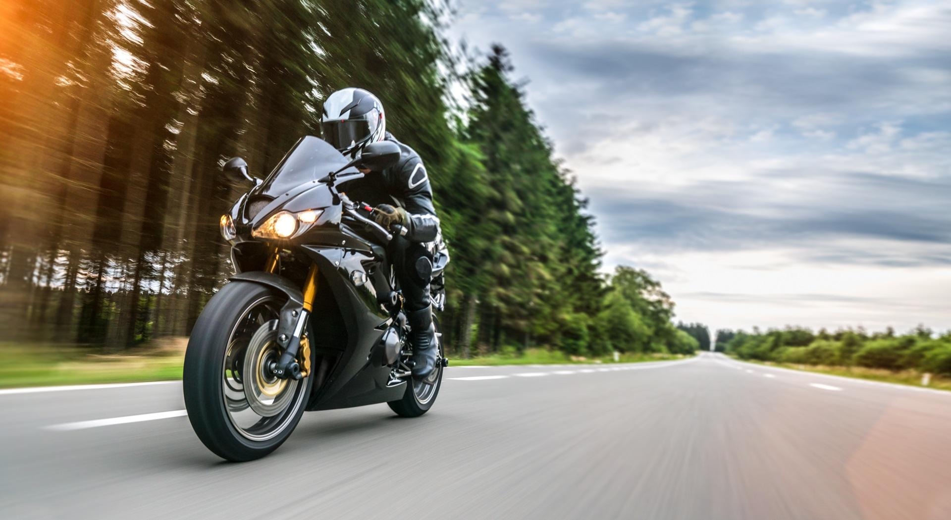 Motorradfahrer fährt dynamisch über kurvige Landstraße | Yamaha MT-09 Zubehör