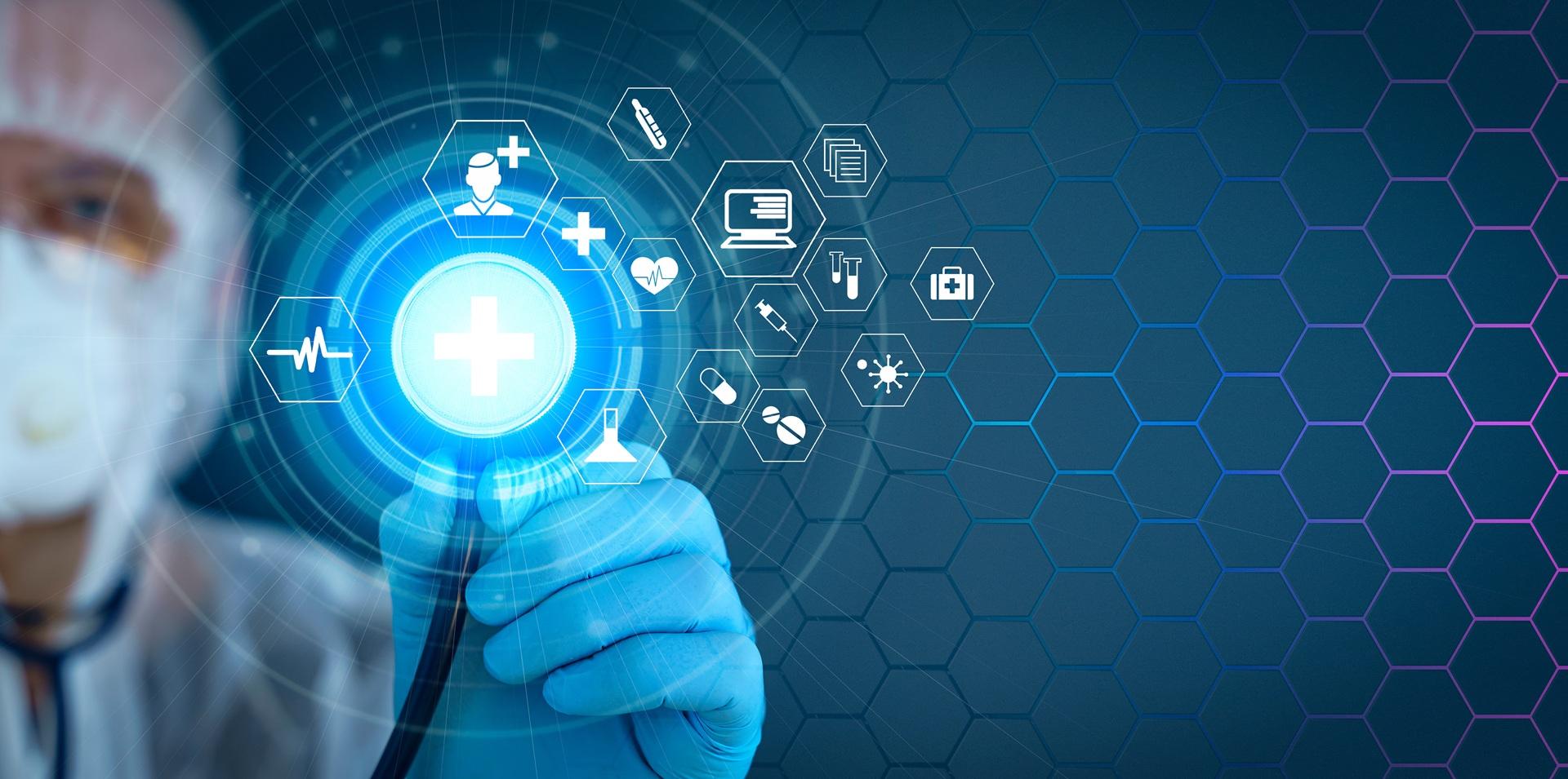 Arzt mit digitalem Interface für medizinische Anwendungen | FDA Zulassung Medizinprodukte