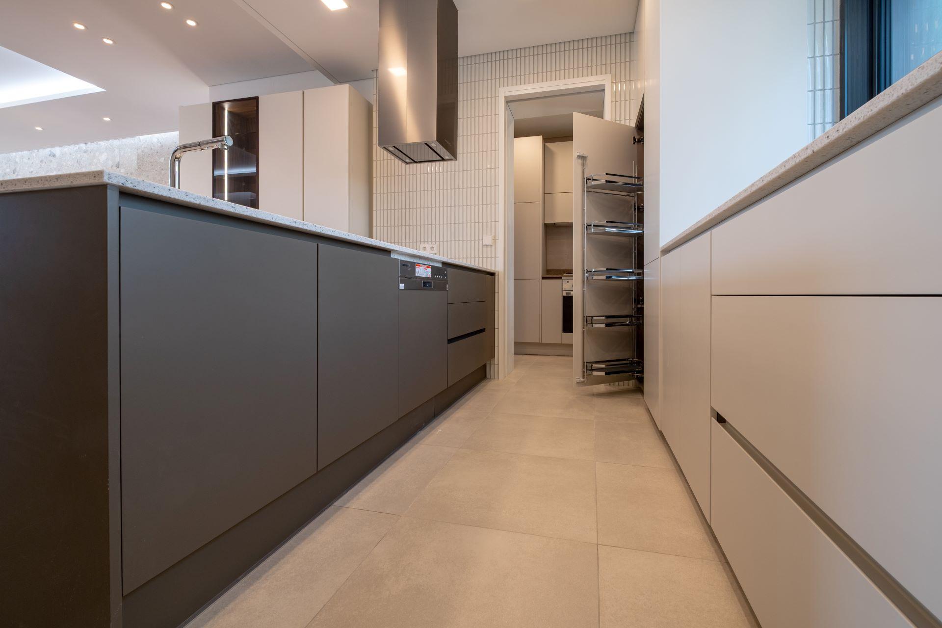 Minimalistische Küche mit integriertem Getränkekühlschrank