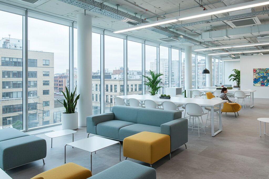 Modernes Büro mit Sitzbereich und Getränkekühlschrank im Hintergrund